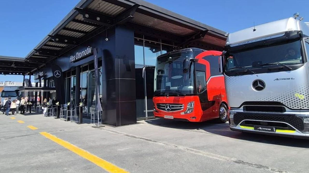 Mercedes-Benz Actros L i autobus Tourismo obok siebie