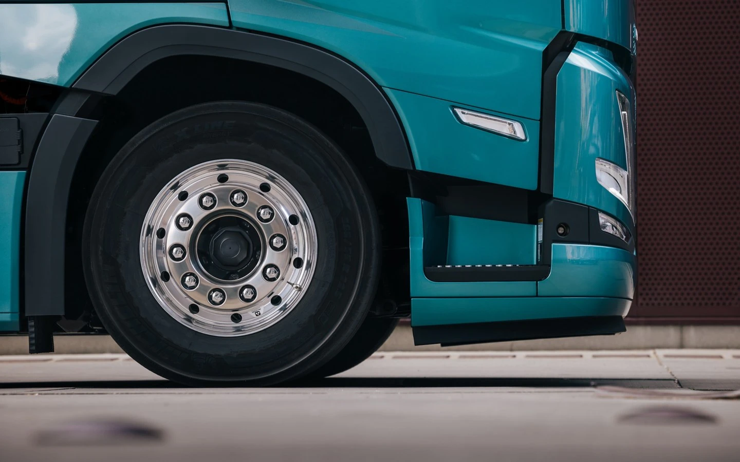 Zbliżenie przedniego koła Volvo FM z polerowaną aluminiową felgą